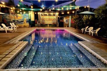 هاستل Hidden Palms Inn And Resort