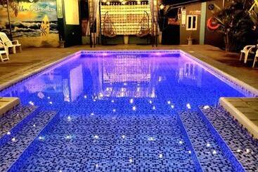 هاستل Hidden Palms Inn And Resort