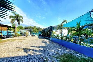 هاستل Hidden Palms Inn And Resort