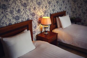 هتل Auberge Frenchnomori