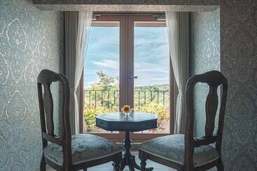 هتل Auberge Frenchnomori