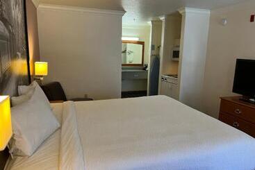 هتل Creekside Inn & Suites