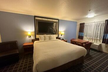 هتل Creekside Inn & Suites