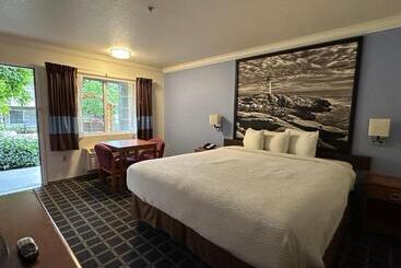 هتل Creekside Inn & Suites