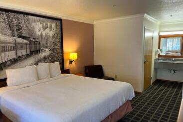 هتل Creekside Inn & Suites