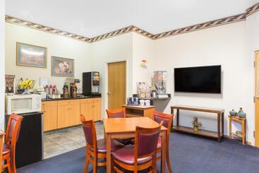 هتل Creekside Inn & Suites