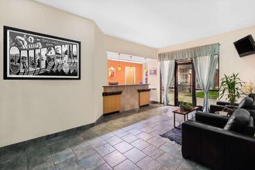 هتل Creekside Inn & Suites