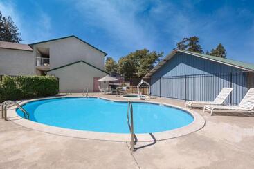 هتل Creekside Inn & Suites
