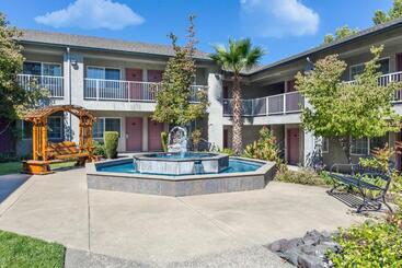 هتل Creekside Inn & Suites