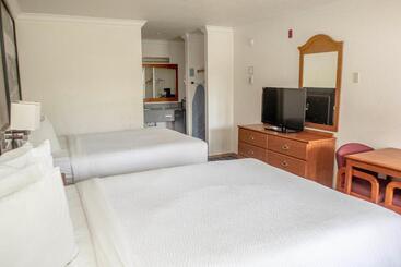 هتل Creekside Inn & Suites