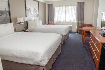 هتل Creekside Inn & Suites