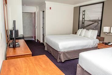 هتل Creekside Inn & Suites