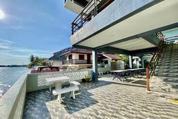 Phala Shore Resort