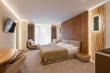 Tavel Hotel & Spa