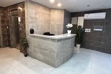هتل Aram Suites