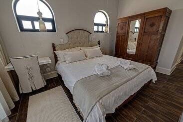 هتل Lagoon Suites Guesthouse Cc