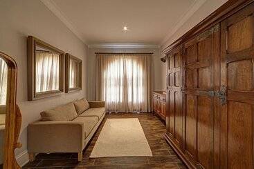 هتل Lagoon Suites Guesthouse Cc