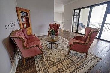 هتل Lagoon Suites Guesthouse Cc