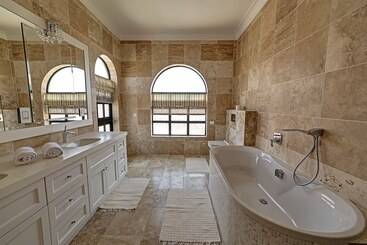 هتل Lagoon Suites Guesthouse Cc