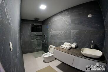 هتل Skylight Suites Restaurant Bar