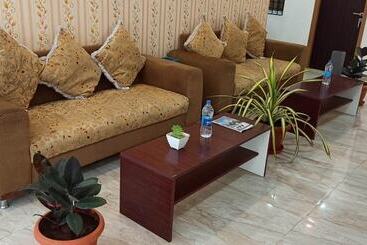 هتل Iroomz Suchira Lodge