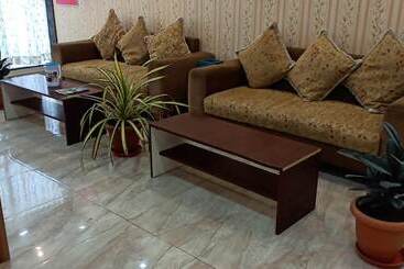 هتل Iroomz Suchira Lodge