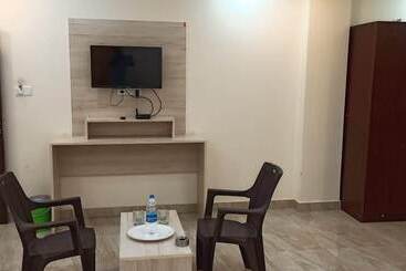 هتل Iroomz Suchira Lodge