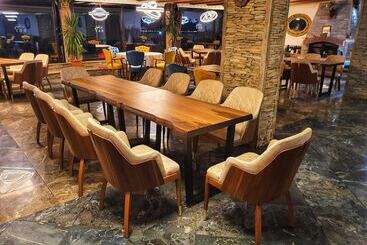 Rey Hotel & Restorant