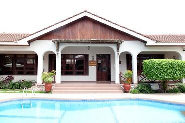 هتل Mahogany Lodge, Cantonments