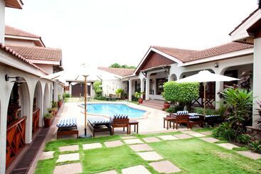 هتل Mahogany Lodge, Cantonments