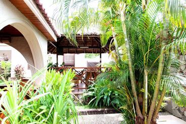 هتل Mahogany Lodge, Cantonments