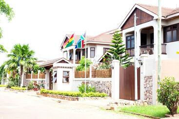 هتل Mahogany Lodge, Cantonments