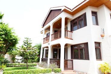 هتل Mahogany Lodge, Cantonments