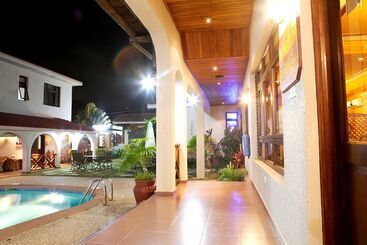 هتل Mahogany Lodge, Cantonments