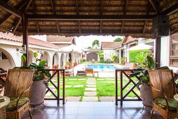 هتل Mahogany Lodge, Cantonments