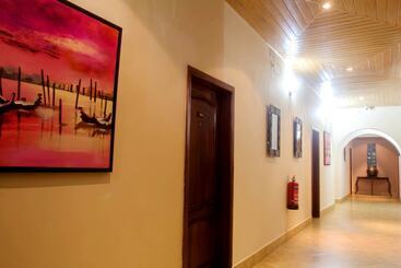 هتل Mahogany Lodge, Cantonments