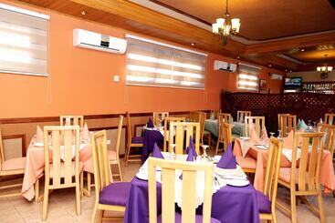 هتل Mahogany Lodge, Cantonments