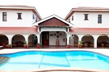 هتل Mahogany Lodge, Cantonments