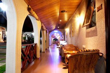 هتل Mahogany Lodge, Cantonments