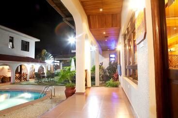 هتل Mahogany Lodge, Cantonments