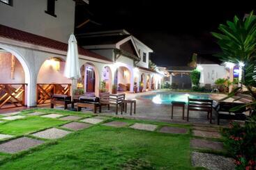 هتل Mahogany Lodge, Cantonments