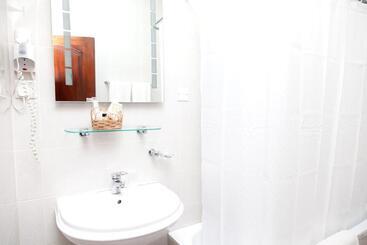 هتل Mahogany Lodge, Cantonments
