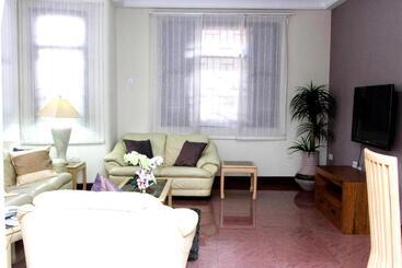 هتل Mahogany Lodge, Cantonments