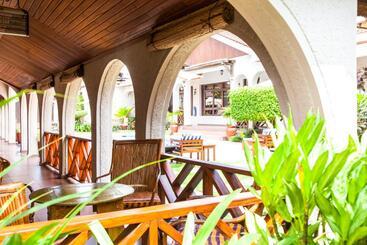 هتل Mahogany Lodge, Cantonments