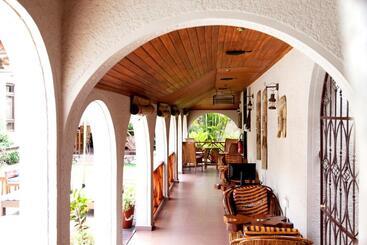 هتل Mahogany Lodge, Cantonments