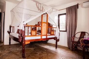 هتل Moonshine Uroa Boutique