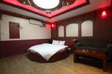 Utopia Motel