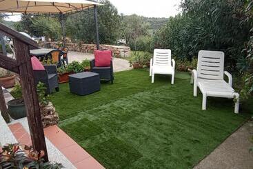 تختخواب و صبحانه Bandi House