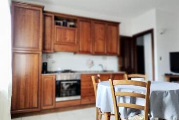 تختخواب و صبحانه Bandi House