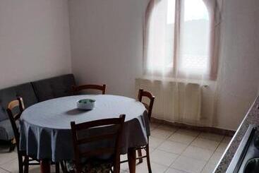 تختخواب و صبحانه Bandi House